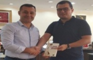 Yeni kitabı ile Başkan Yücel'i ziyaret etti