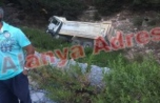 Alanya'da yol yapan kamyon uçuruma düştü