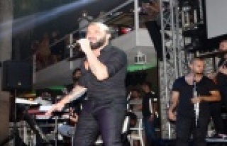 Berkay, sevenlerini iki buçuk saat bekletti