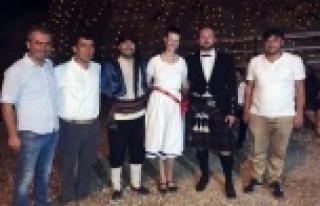 Macar geline yöresel kıyafetlerle düğün