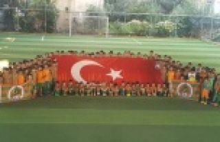 Minik futbolculardan dev bayrak