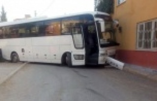 Otobüs önce eve sonra çocuk parkına girdi