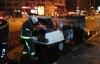 Otomobil yandı 4 kişi canını zor kurtardı