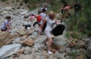 Turistler belediye işçileri ile çöp topladı