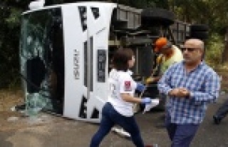 Turistleri taşıyan midibüs devrildi: 6 yaralı...