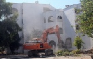 Turizm lojmanlarına sezon ortasında yıkım