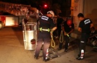 Tuvalette mahsur kalan kadını itfaiye kurtardı