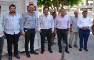 AK Parti binası önünde bayramlaştılar