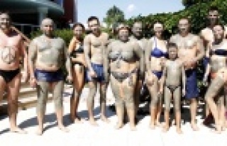 Alanya'da Rus turistler çamur banyosuyla stres...
