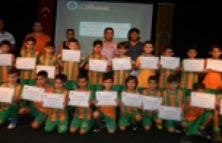 Alanyasporlu minikler belge aldı