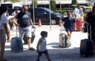 Havalimanı'nda giden yolcu yoğunluğu