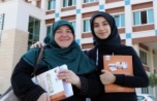 Kızına destek olurken üniversiteli oldu