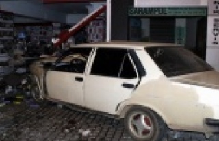 Kontrolden çıkan otomobil telefon dükkanına girdi