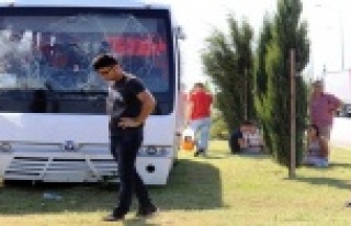 Otel servis minibüsü devrildi: 5 yaralı