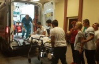 Otomobil motosiklete çarpıp kaçtı: 2'si ağır...