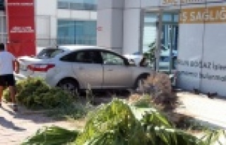 Otomobil sağlık merkezine girdi