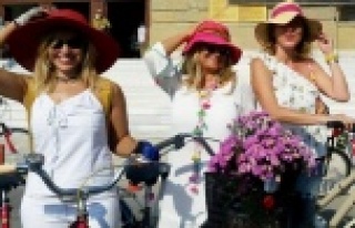 Şık kadınlar pedal çevirecek