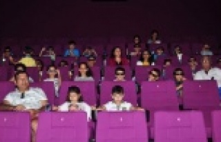 Yoksul öğrencilerin sinema keyfi