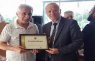 25 yılını dolduran esnafa teşekkür belgesi