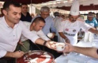 Alanya Belediyesi'nden aşure ikramı