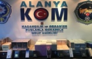 Alanya polisi kaçak parfüme 'Dur' dedi