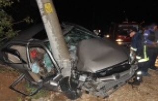 Alkolü sürücü elektrik direğine çarptı: 4 yaralı