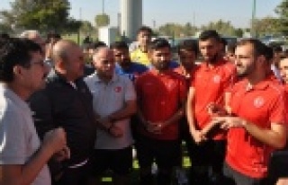 Bakan Çavuşoğlu'ndan, milli takıma moral...