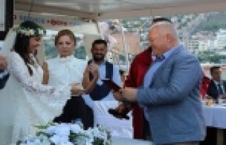 Denizin ortasında muhteşem düğün