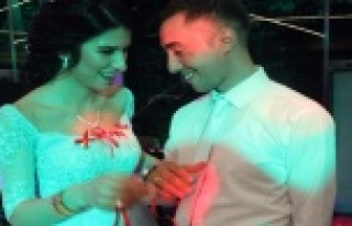 Gazeteci kız, kendisini gözaltına alan uzman çavuşla...