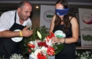 Gözleri kapalı çiçek yaptılar