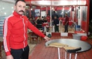 Kafeye düşen yıldırım masayı parçaladı