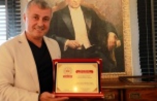 KAMUDER'den Başkan Sözen'e ödül