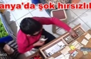 Manav dışarı çıkınca bağış kutusunu bile...