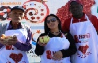 Nar tanelerini yere düşürmeden yemeye çalıştılar