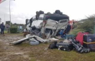 Tur minibüsü devrildi: 3 ölü, 11 yaralı
