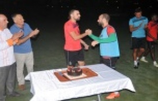 Yunan yıldıza doğum günü sürprizi