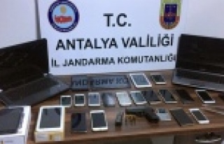 Alanya'da 22 cep telefonu çalan 3 şüpheli...