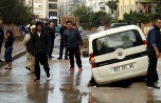 Antalya’da yol çöktü: 2 araç mahsur kaldı