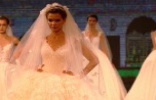 Aşk temalı gelinlik defilesi