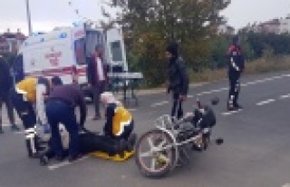 Motosiklet minibüse çarptı: 1 yaralı