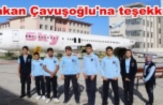 Öğrenciler dev uçağı karşılarında görünce...