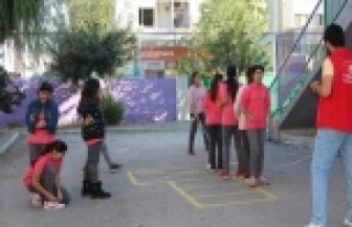 Okullara oyun götürürüyolar