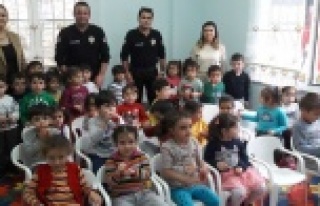 Polisten anaokulu ziyareti