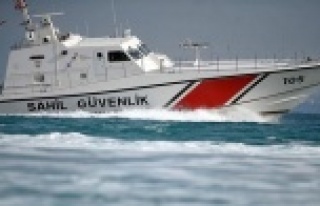 Sahil Güvenlik denizde arızalanan tekneye yardım...