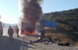 Seyir halindeki AKS ambulansı alev alev yandı