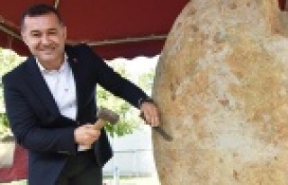 Yücel'in çekiç darbesi ile sempozyum başladı