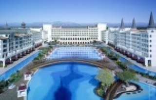 Zirveden en dibe... Ünlü otelin elektrikleri de...