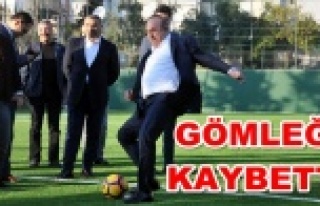 Bakan Çavuşoğlu abisiyle penaltı atışı yaptı