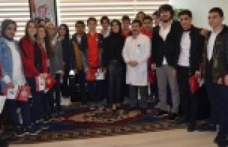 Başhekim Yazan'dan gençlere tıp bilgisi