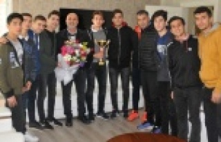 Başkan Çavuşoğlu şampiyon takımı ağırladı